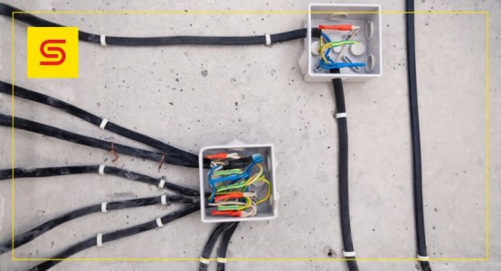 Jak przymocować kabel do ściany? Systemy mocowania kabli i przewodów