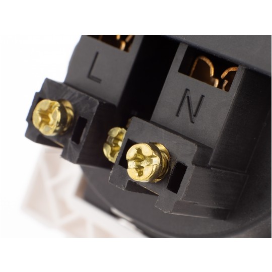 Gniazdo zasilające podtynkowe pojedyncze [2P+Z] 16A + gniazdo ładowania 2x USB (5V / 2,1A) białe KOMPLETNE Lanberg