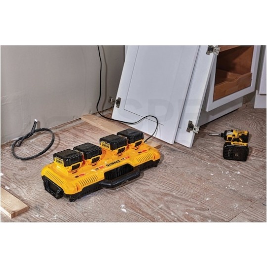 Ładowarka z czterema portami 8A do akumulatorów Li-Ion XR (10.8V - 18V) oraz FLEXVOLT (18V - 54V) ToughSystem DCB104-QW DeWALT