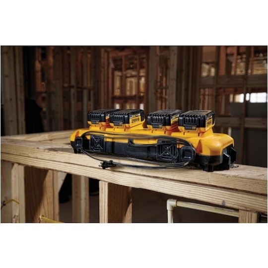 Ładowarka z czterema portami 8A do akumulatorów Li-Ion XR (10.8V - 18V) oraz FLEXVOLT (18V - 54V) ToughSystem DCB104-QW DeWALT