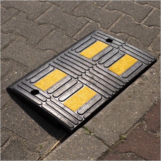 Najazd gumowy podjazd krawężnikowy 500x325x50mm