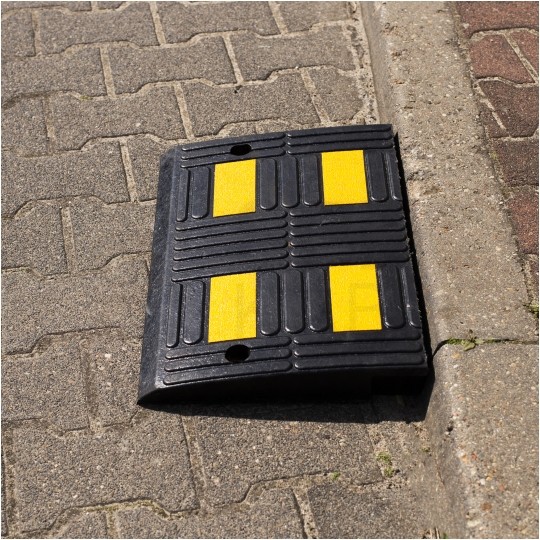 Najazd gumowy podjazd krawężnikowy 500x325x50mm