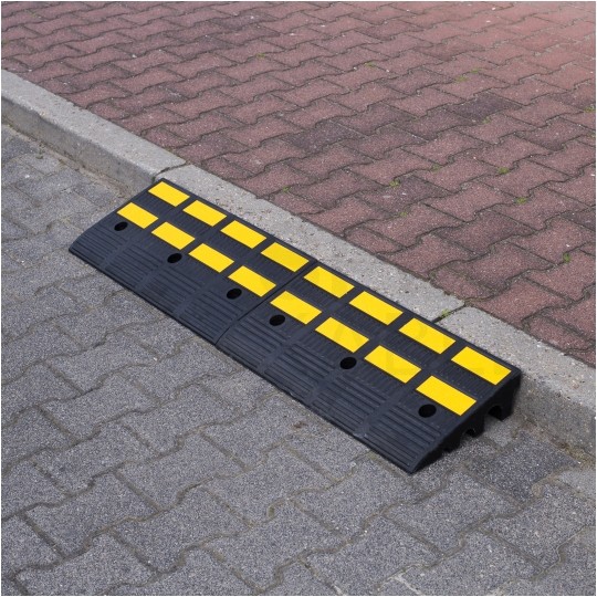 Najazd gumowy podjazd krawężnikowy 600x300x100mm 3 kanały