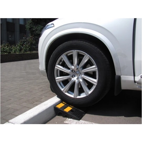 Najazd gumowy podjazd krawężnikowy 600x300x100mm 3 kanały