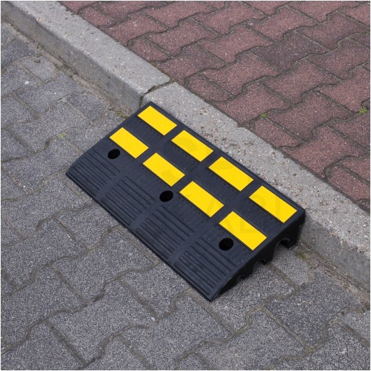 Najazd gumowy podjazd krawężnikowy 600x300x100mm 3 kanały