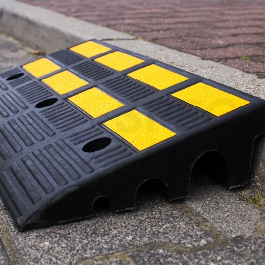 Najazd gumowy podjazd krawężnikowy 600x300x100mm 3 kanały