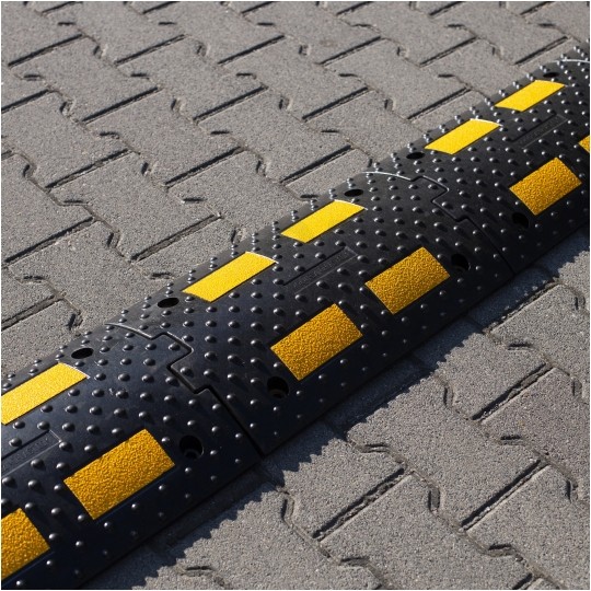 Najazd gumowy próg zwalniający 500x300x55mm 2 kanały