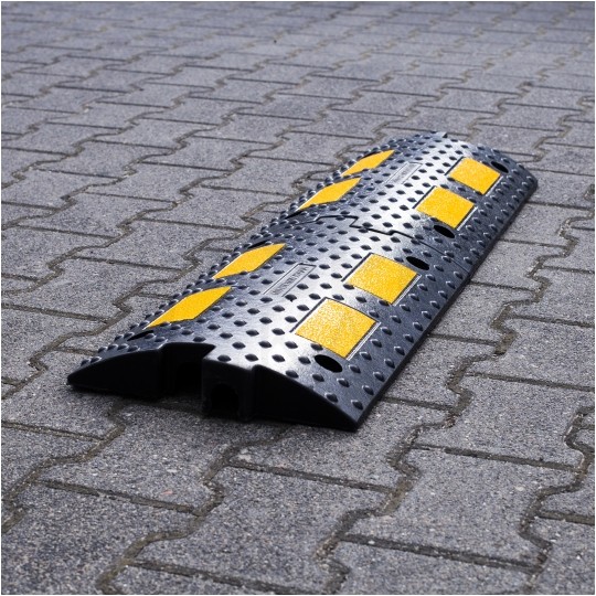 Najazd gumowy próg zwalniający 500x300x55mm 2 kanały