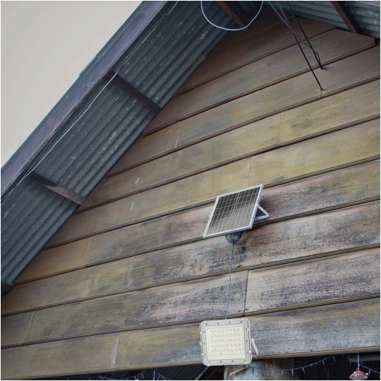 Naświetlacz LED SMD 10W 800lm 6400K 6000mAh IP65 biały barwa CW biała zimna z panelem solarnym VT-80W-W V-TAC