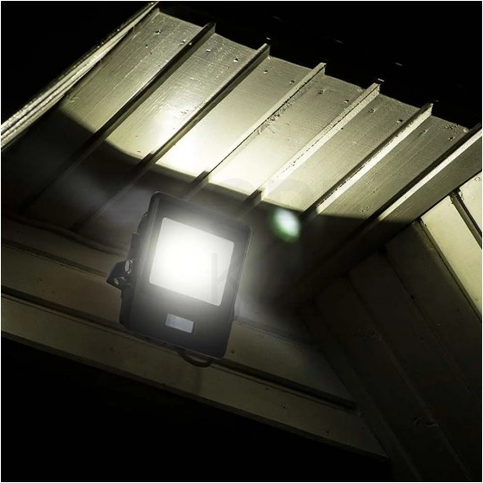 Naświetlacz, projektor LED SMD 30W 2340lm 6500K IP65 czarny z czujnikiem ruchu, mufa przyłączeniowa barwa CW biała zimna V-TAC SAMSUNG VT-138S 5 LAT GWARANCJI