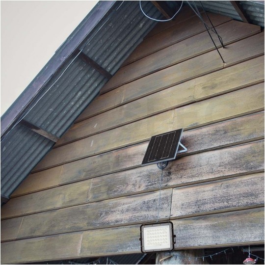 Naświetlacz solarny naścienny LED z czujnikiem zmierzchu 15W 1200lm 6400K 12000mAh czarny barwa CW biała zimna V-TAC VT-120W