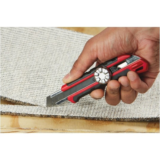 Nóż do tapet z łamanym ostrzem 18mm ze stali z domieszką mikro węglika, pokrętło z blokadą śrubową MILWAUKEE