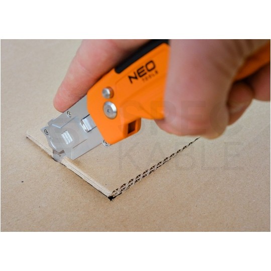 Nóż składany z wymiennym ostrzem trapezowym SK2, z blokadą (0°, 45°, 90°) i skrobakiem NEO 63-708