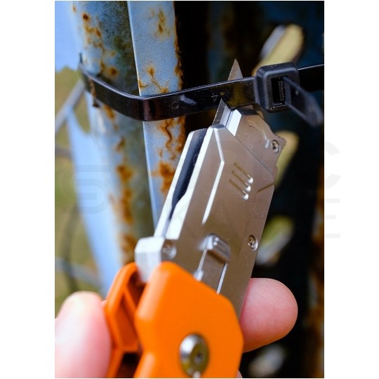 Nóż składany z wymiennym ostrzem trapezowym SK2, z blokadą (0°, 45°, 90°) i skrobakiem NEO 63-708