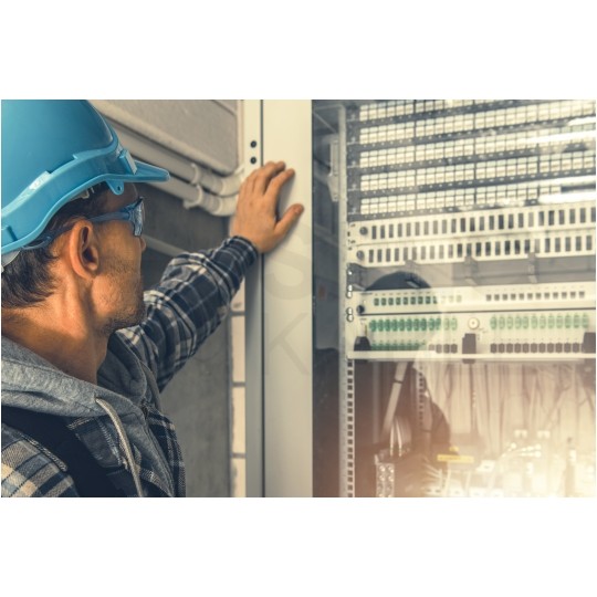 Szafa wisząca RACK 19" 15U 450mm drzwi szklane czarna GTS zdejmowane boki Seria AD