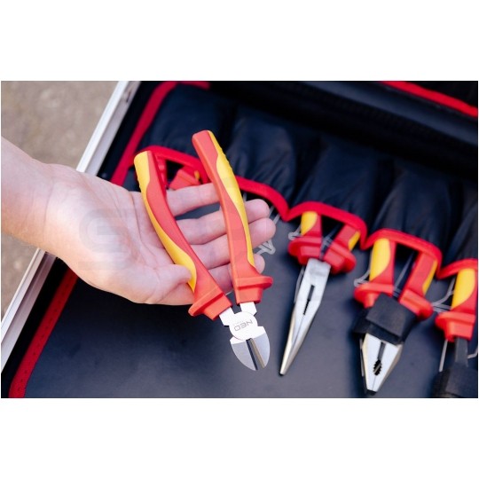 Walizkowy zestaw narzędzi izolowanych dla elektryka 51 elementów: szczypce, wkrętaki, nasadki, klucze, znaki; do serwisowania aut elektrycznych / hybrydowych NEO 01-312