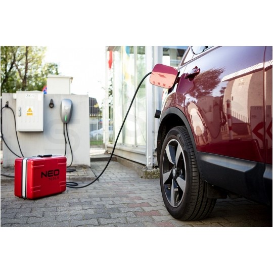 Walizkowy zestaw narzędzi izolowanych dla elektryka 51 elementów: szczypce, wkrętaki, nasadki, klucze, znaki; do serwisowania aut elektrycznych / hybrydowych NEO 01-312