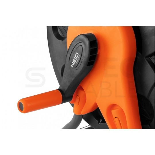 Zestaw ogrodowy Wąż 1/2" pomarańczowy 20m 4-warstwowy Economic NEO na stojaku NEO z pistoletem zraszającym, przyłączem i złączkami VERTO