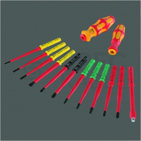Zestaw wkrętaków i nasadek izolowanych 25 sztuk: 2xrękojeść do trzepieni: 3x płaskie PŁ + 2x krzyżowe PH + 2x PZ + 3x gwiazdkowe TX + adapter klucza nasad. 1/4" + rękojeść poprzeczna do nasadek: 9 nasadek 1/4" + etui 1kV VDE Kompakt Take it easy WERA