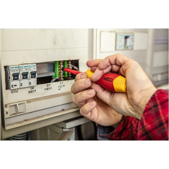 Zestaw wkrętaków izolowanych dla elektryka 11 sztuk: rękojeść + 7x płaskie PŁ + 3x krzyżowe PH + próbnik NEO 01-308
