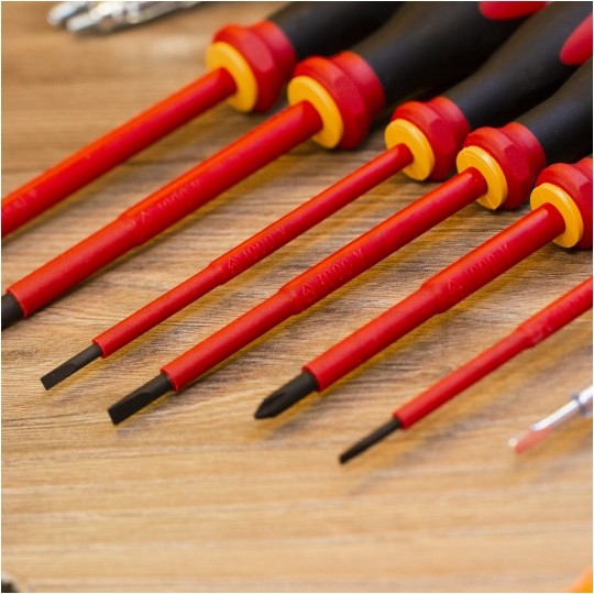 Zestaw wkrętaków izolowanych dla elektryka 12 sztuk: 4x płaskie PŁ + 2x krzyżowe PH + 2x PZ + 3x gwiazdkowe TX + próbnik + walizka 1kV VDE MILWAUKEE
