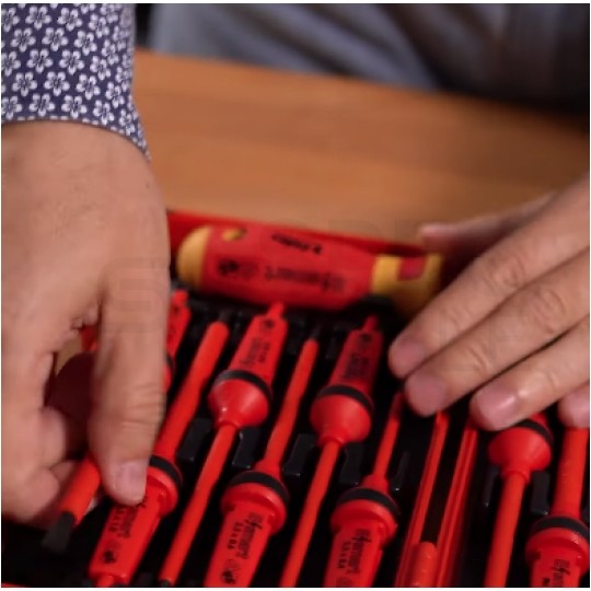 Zestaw wkrętaków izolowanych dla elektryka 12 sztuk: rękojeść + 6x płaskie PŁ + 2x krzyżowe PH + 1x PZ + 3x gwiazdkowe TX + walizka 1kV VDE FELO