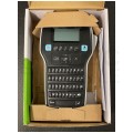 OUTLET Drukarka etykiet DYMO LabelManager 160 dla biura, domu, instalatora (LM 160) [S0946320] + taśma DYMO D1 12mm [45013]
