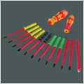 Zestaw wkrętaków i nasadek izolowanych 25 sztuk: 2xrękojeść do trzepieni: 3x płaskie PŁ + 2x krzyżowe PH + 2x PZ + 3x gwiazdkowe TX + adapter klucza nasad. 1/4" + rękojeść poprzeczna do nasadek: 9 nasadek 1/4" + etui 1kV VDE Kompakt Take it easy WERA